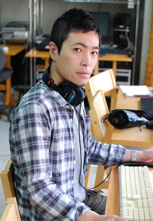 フリー制作者、エンジニアとして活動。CM音楽やアーティストへの楽曲提供やアレンジ制作、レコーディングエンジニア、DTMスクールでの講師などと平行してバンドサポートメンバーとしてベースを担当している。