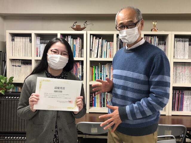 Dee作曲コンテスト2021autumn「アレンジソング」で最優秀賞を受賞された
福岡 彩さん(デジタルサウンドクリエイター専攻科)がレッスンでこられましたので、
校長の米谷先生から賞状をお渡しさせていただきました♪